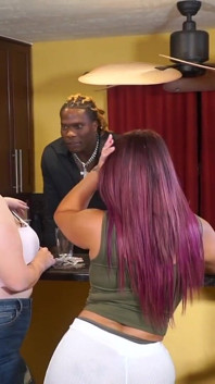 Noche de chicas: Ryan Smiles y Skarlette Nikole comparten una enorme polla negra