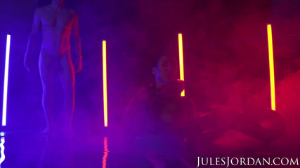 Jules Jordan: Seduzione scura, Angela White scopa sotto le luci neon di...