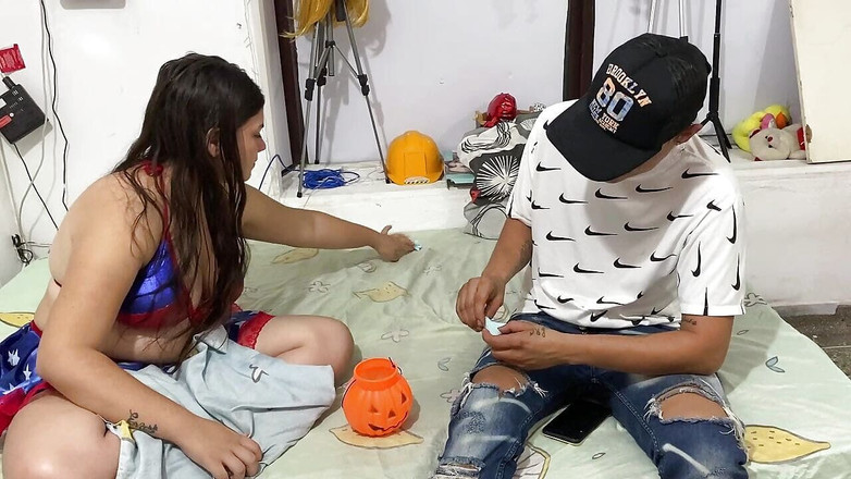 Latin Bang: Oynarken üvey erkek kardeşim beni öpüyor ve sert sikişmeye başlıyoruz