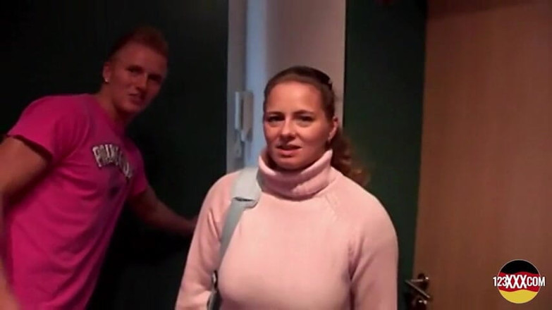 123XXX - 100% Amateurs: Cette MILF pulpeuse aime baiser avec des inconnus