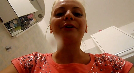 Femdom Austria: Zábava slečna Anastasie s pliváním