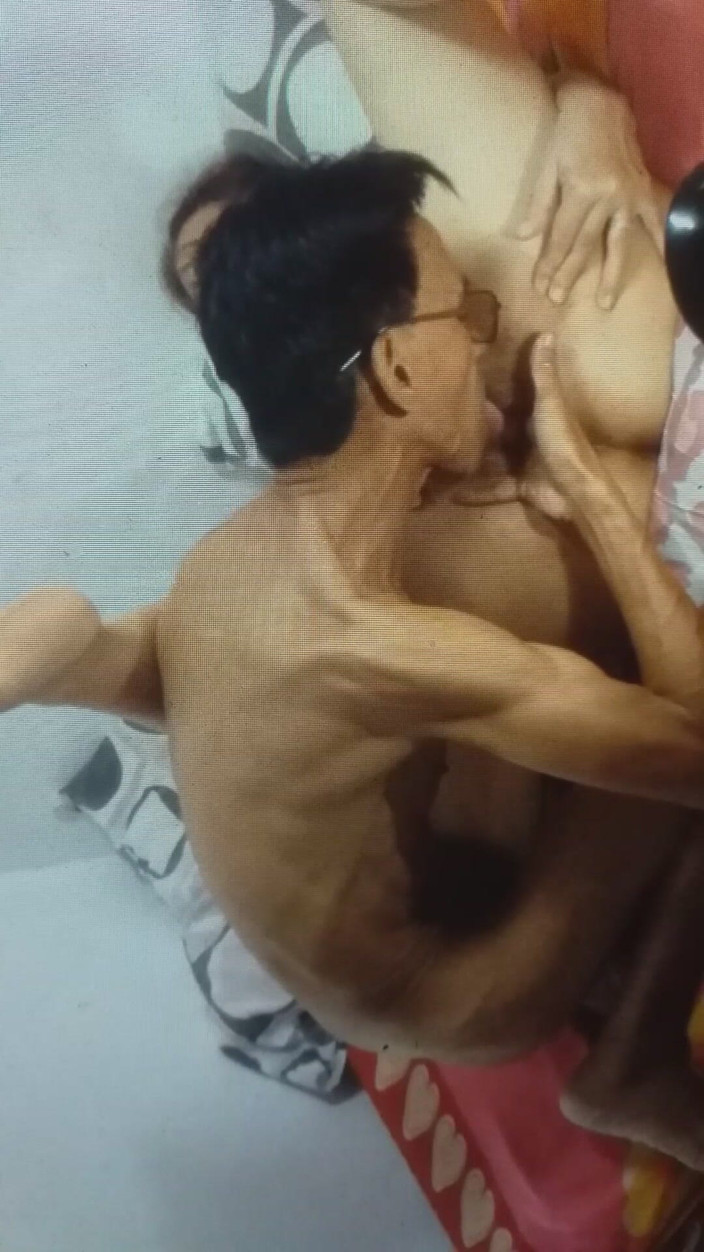 Ador66: 彼女はいつも自分の膣をこんなに美味しく、ジューシーにしていて後悔しない