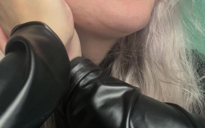 FinDom Goaldigger: Bana dilini göster!