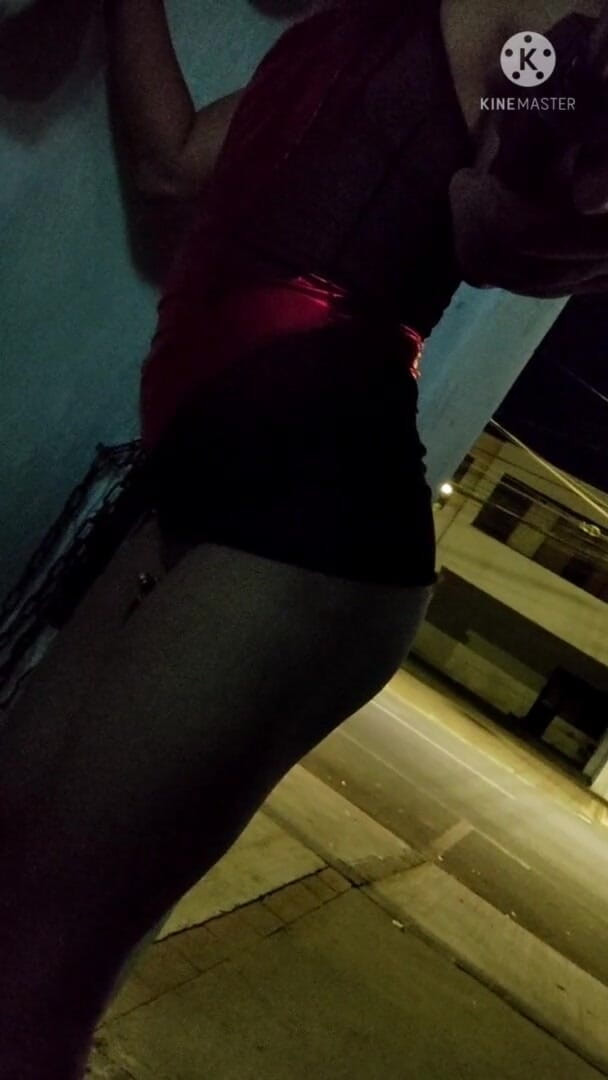 Traviezisha: Sissy crossdresser en castidad caminando por las calles por la...