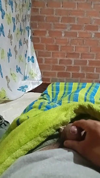 Mă masturbez singură în casa mea
