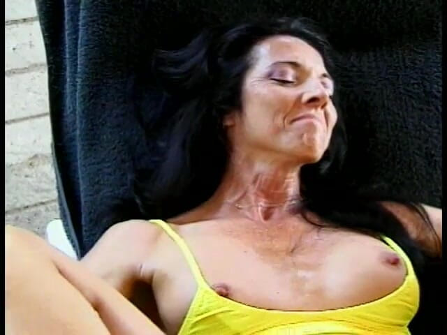 Cumming Soon: Erfahrene brünette dame im gelben outfit cee cee genießt dampfend...