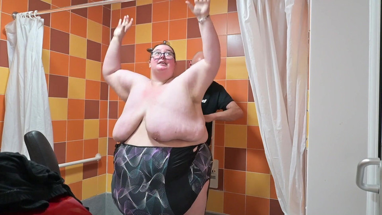 SSBBW Hunter: 쪼이는 수영복을 입은 SSBBW