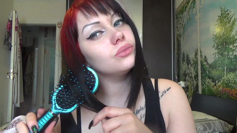 Goddess Misha Goldy: Ich bürste meine haare mit kleiner und großer bürste und...