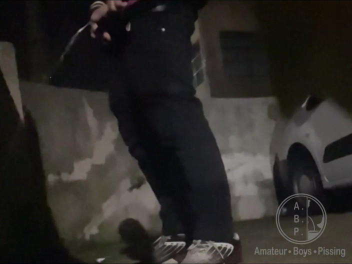 AmateurBoysPissing: Amateur-junge Beim Pinkeln Auf Der Straße Nach Der Party Erwischt
