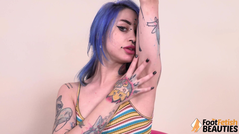 Foot Fetish HD: Denise jilat memek cewek rambut biru