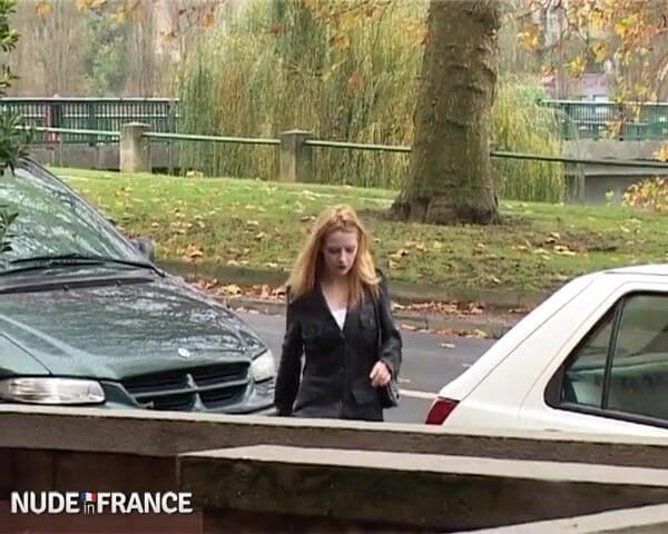 La France a Poil: O asistentă sexy sodomizată tare pe masă