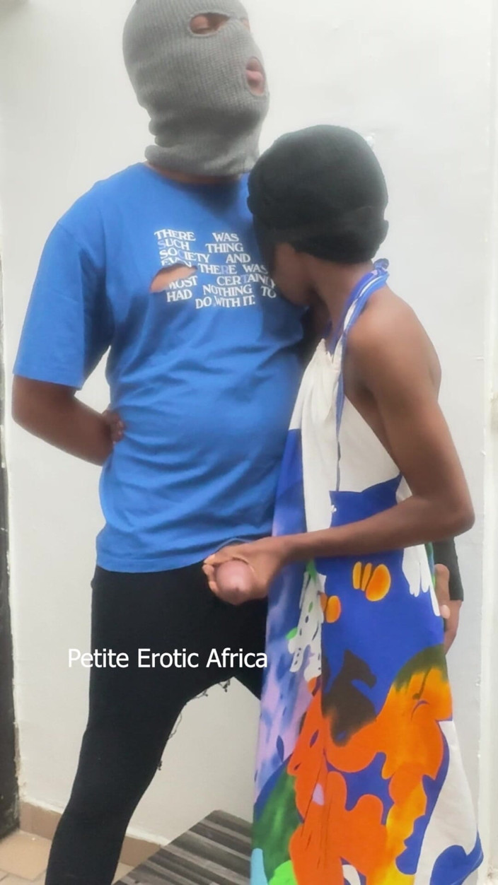 Petite Erotic Africa: Penetrace hubená ve stoje