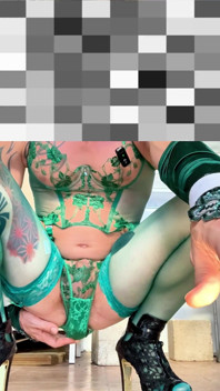 Lindo femboy muy sexy medias lencería mostrando sus bragas afuera
