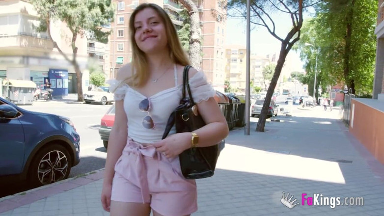 FAKings: 18 years Law student wants to leave her parents' house....