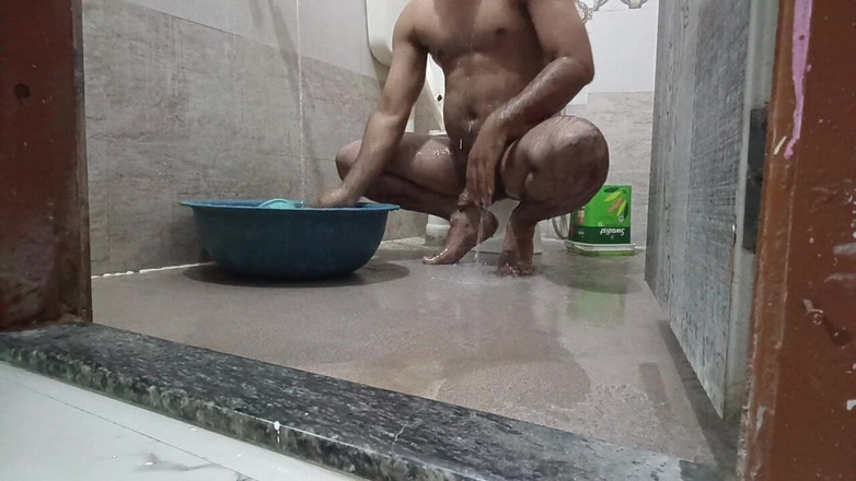 LovedSunsine1990: Je me déshabille toujours dans la salle de bain.