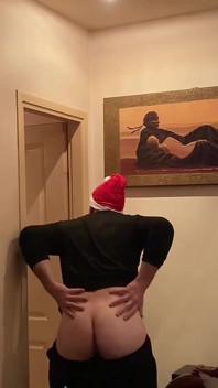 Uomo adulto mostra il suo sedere