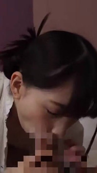 일본 창녀가 손님에게 오럴을 선사합니다.