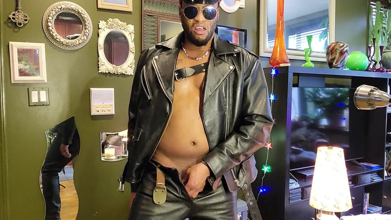 Kennie Jai: Kennie jai穿着皮衣自慰并为你高潮！！
