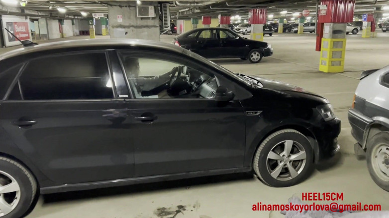 Heel 15 cm: Valeria di tempat letak kereta