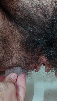 털이 무성한 보지에 얼음을 붓는 섹시한 갈색 머리. 핫한 털이 무성한 라틴계 여자