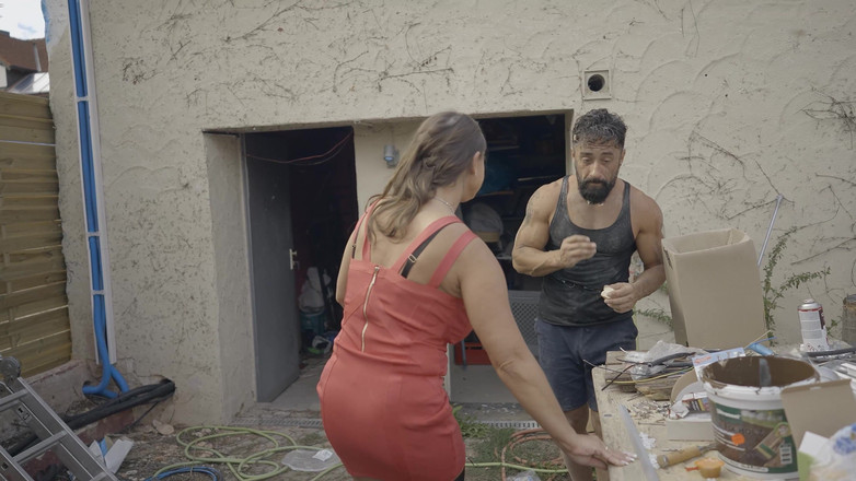 MILF and Big Wet Tits XXX: 性感的susi帮助陌生人打扫干净并操她饥渴的阴户射精