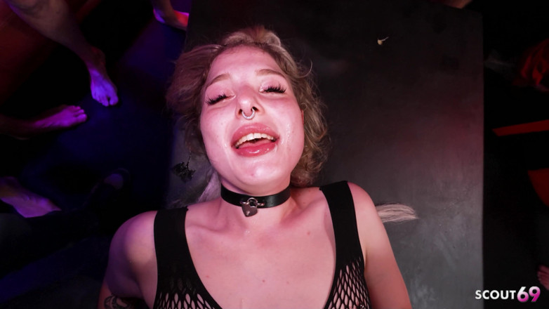 Scout69: Blowbang și înghiți multe încărcături la nemțoaică amatoare gangbang cu forme Crystal White