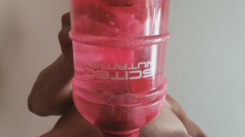 Naxy: Le shaker de ma copine pisse presque complet