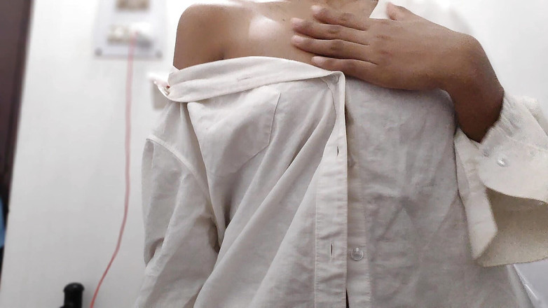 desigirl93: 彼女の裸体を見せる18歳のかわいいインドの女の子