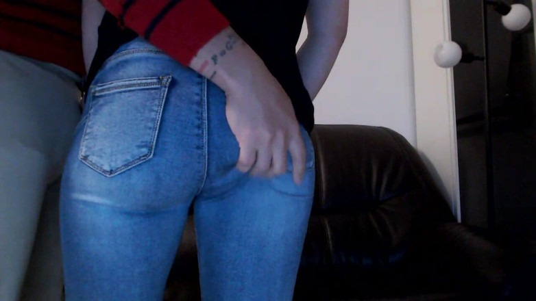 MagicStas: Namorada em jeans azul e calcinha preta masturbação