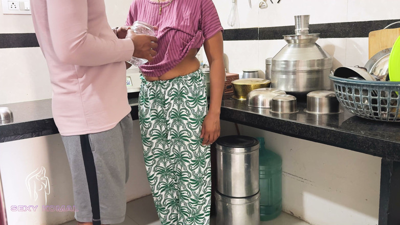 Sexy Komal: Komal nevařila jídlo v kuchyni, ale nakopala do zadku zezadu