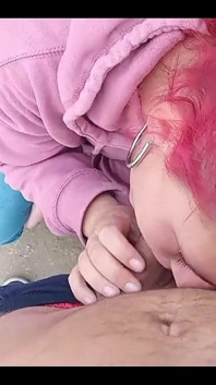 Rich red girl gibt mir einen guten schwanzlutschen, bis ich in ihren mund komme