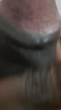 Un uomo sta prendendo tempo per l'auto-indulgenza nella sua camera da letto.