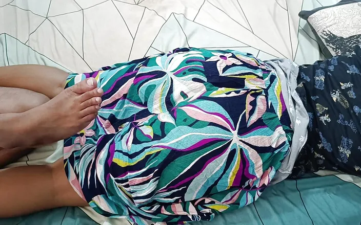 Vaigavarun45: Urutan pantat isteri menggunakan kaki, pantat besar isteri, pantat xy...