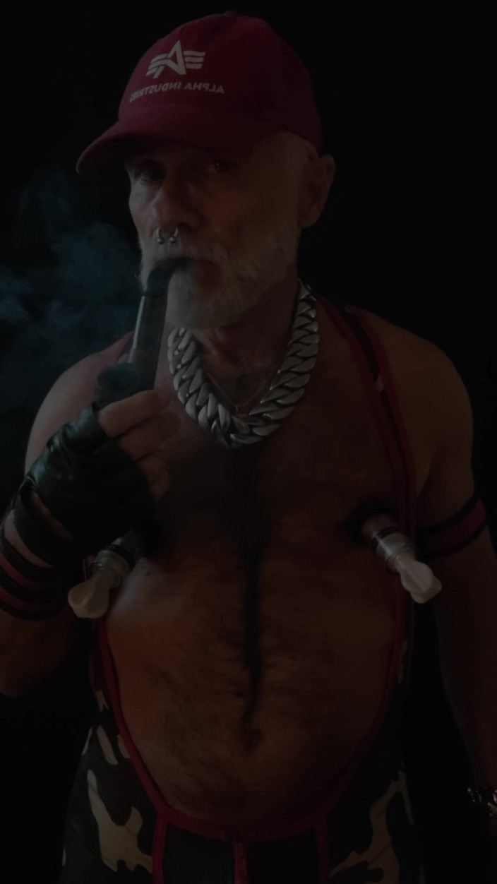 MusclesCigarsFFPig: Nevlastní otec kouří dýmku a pumpuje bradavky