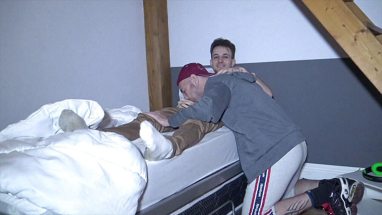 YOUNG FUCKED BY OLDER: Jess की उससे छोटी ट्विंक द्वारा चुदाई