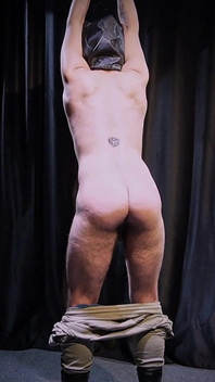 Kelepçeli Zeus ve kıçına tokat atıyor