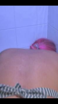 Une belle-mère nettoie et demande à baiser