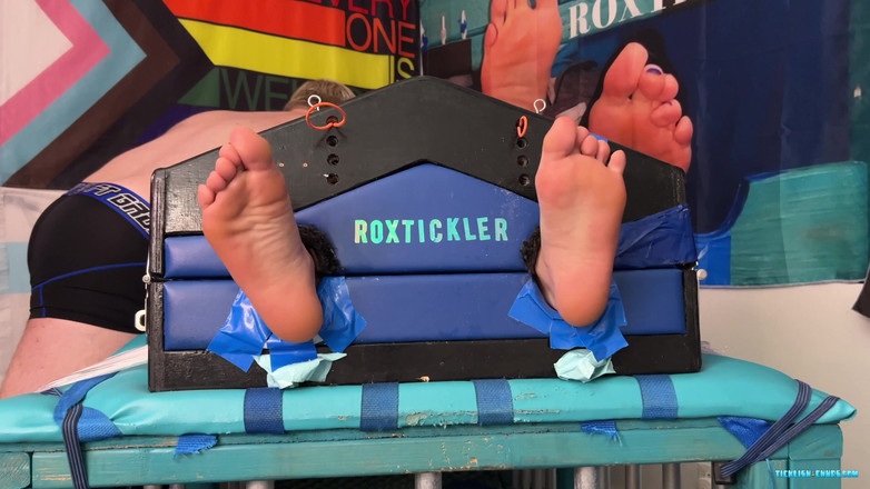 Ticklish Chubs: Vizitând fana transsexuală Evan gâdilă