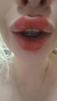 Lápiz labial rojo de Elza Kom