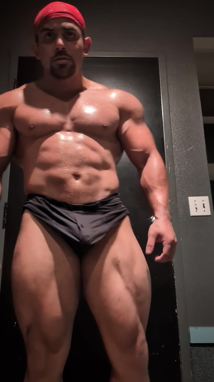 Benji Bastian: 핫한 근육질 보디빌더가 포즈를 취하고 알몸으로 굴곡지네