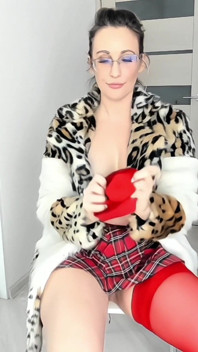 Dildo întinde pizda mea adânc în ciorapi roșii și haina de blană Luxe - Ultimate Indulgence!