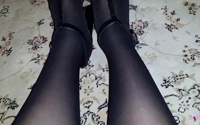 Dani Leg: Фембой Dani с потрясающими женственными фигуристыми ногами в черных колготках