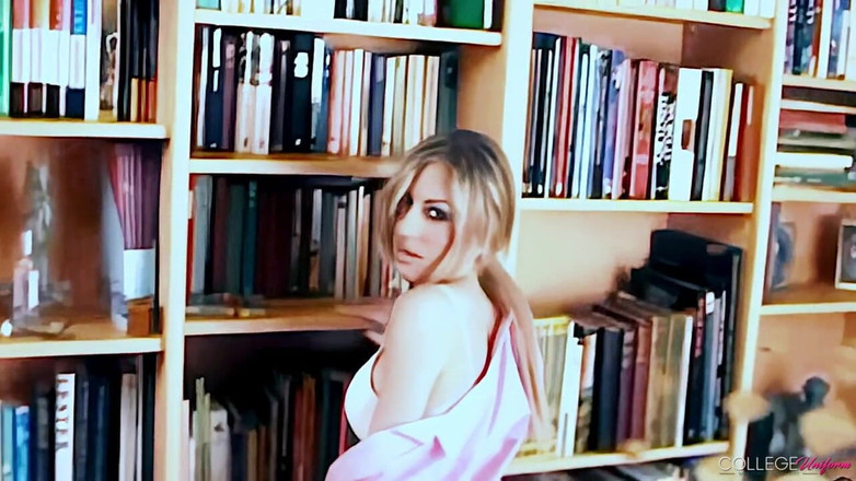 College Uniform: Livros com Julia Crown