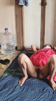 India Shivani masturbándose en sari rojo