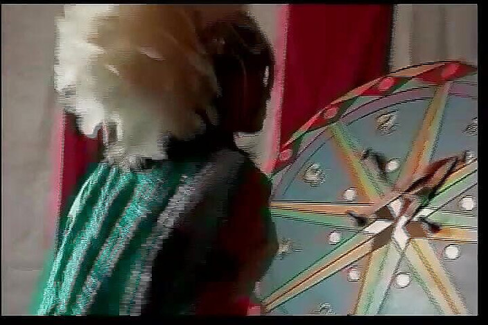 Perv Milfs n Teens: सर्कस जोकर विनोदपूर्वक अपनी चूत में कलाकार को चोदता है