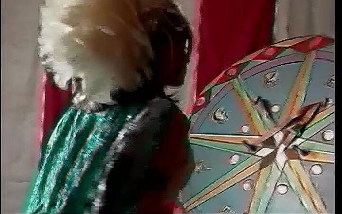 Perv Milfs n Teens: Il pagliaccio da circo sbatte umoriosamente l'artista nella sua fica