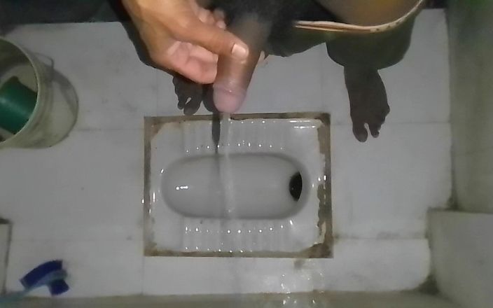 Chet: Piscio in bagno grande cazzo nero uomo indiano