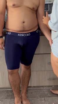 Krásná Nevlastní Sestra V Krátkém Obleku Je Šukána a Naplněná Mlékem