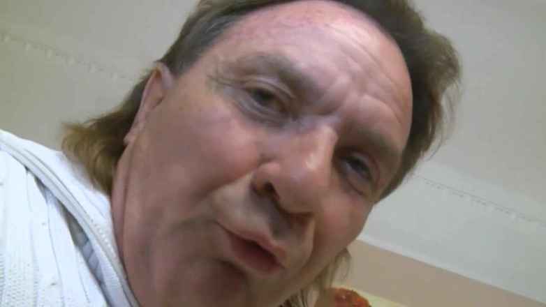 Deutschland porn: Tânără roșcată cu un corp frumos suge pula prietenului tatălui...