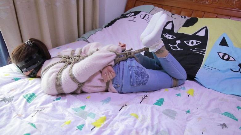 Aisan girl bondage: Hui13 - omezení hubené džíny a bílých ponožkách